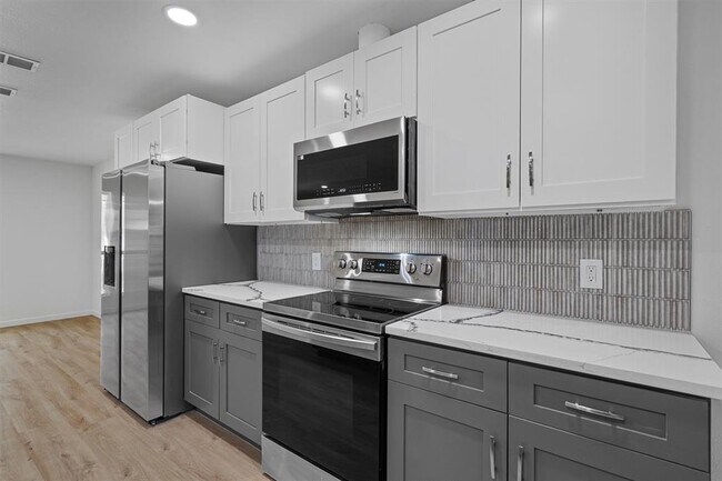 Building Photo - 1700 Deep Wood Dr