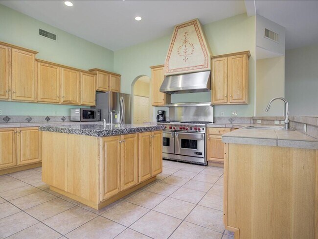 Building Photo - 4 Bedroom 4 Bathroom