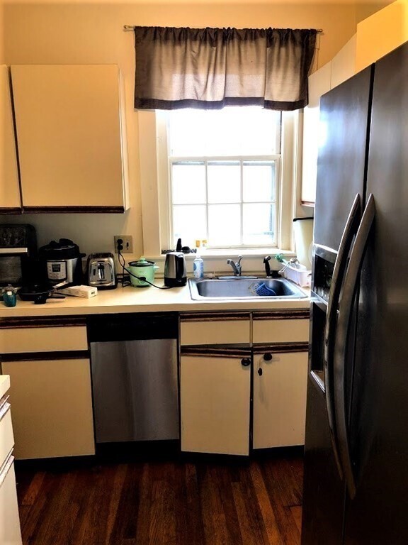 Building Photo - 32 Shepard St