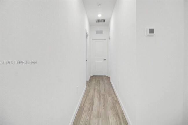 Building Photo - 879 SE 26th Ter