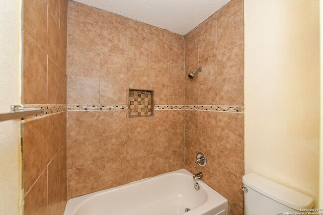 Building Photo - SPACIOUS 4-BEDROOM IN VALLEY FORGE