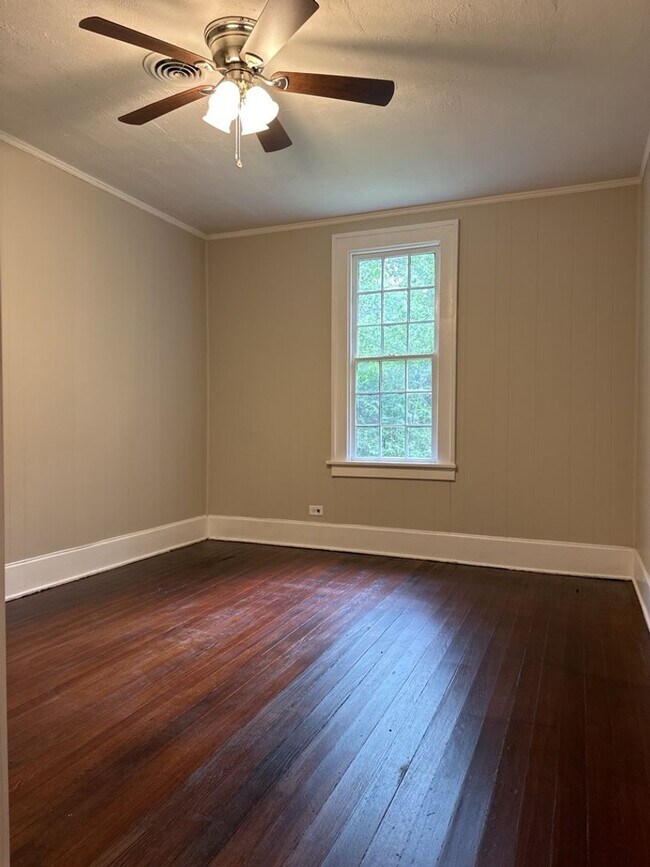 Building Photo - Charming 2-bedroom, 1-bathroom home