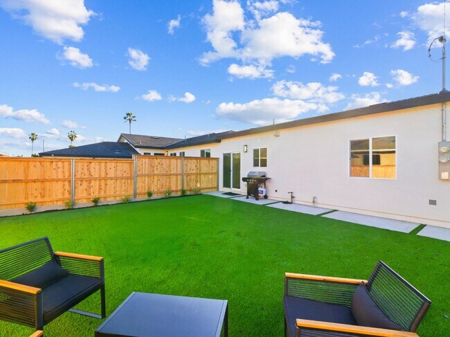 Building Photo - 436 Date Ave