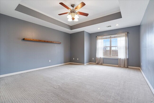 Building Photo - Discover this spacious 4-bedroom, 2-bath home
