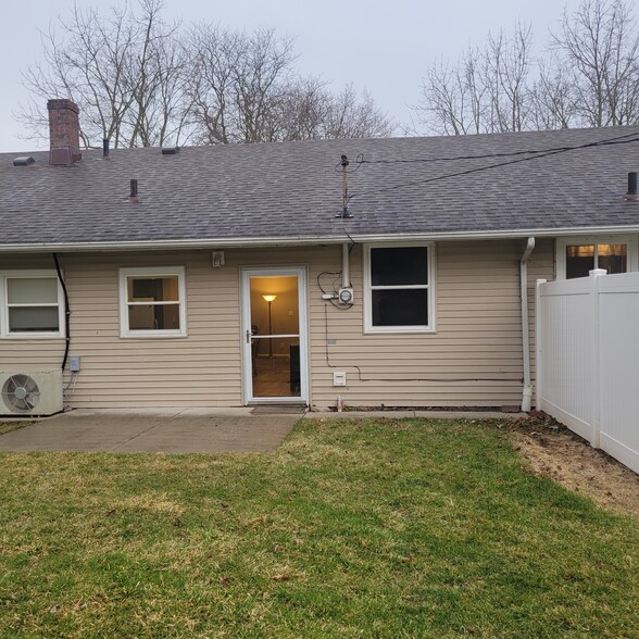 Building Photo - 512 S River Rd