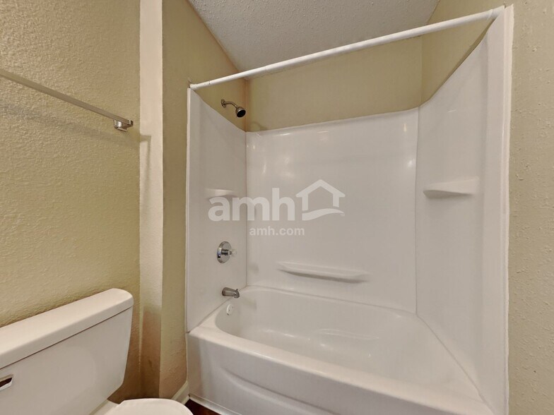 Building Photo - 888 Hollowood Ln