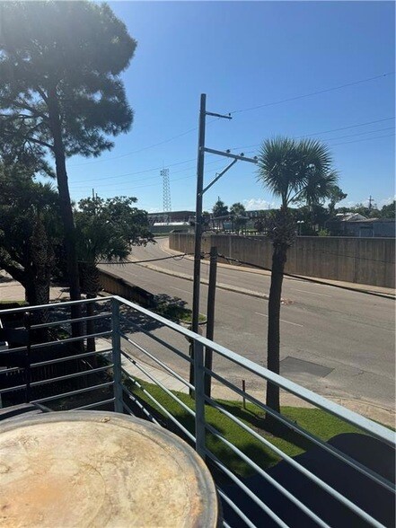 Building Photo - 318 Lake Marina Ave