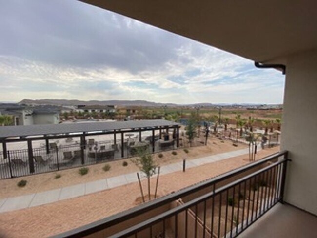 Building Photo - Beautiful like Brand New 3 Bedroom, 2.5 BathroomTownhome in Washington Fields!