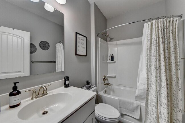 Building Photo - 2185 Mission View Dr NW