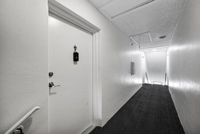 Building Photo - 6279 Bay Club Dr