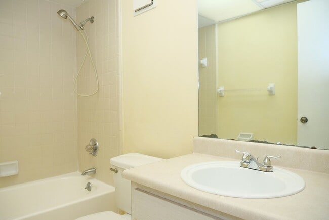 Building Photo - Desirable Maitland townhome