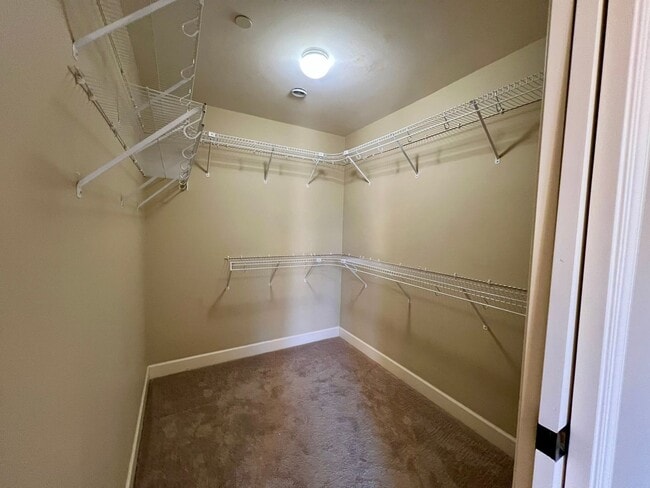 Building Photo - Spacious 2 Bedroom Condo in Fairhaven!