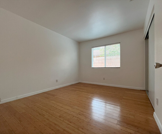 Building Photo - 13985 Ivy Ave