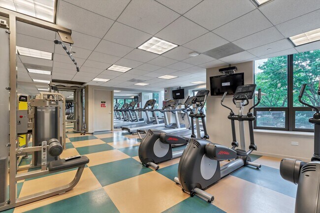 Building Photo - 400 N La Salle Dr