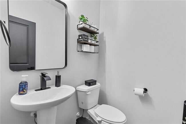 Building Photo - 715 River Gdns Dr