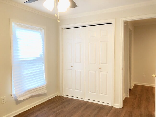 Building Photo - Totally updated 3br/2ba cottage by LSU with all new appl, 2nd house from River Road