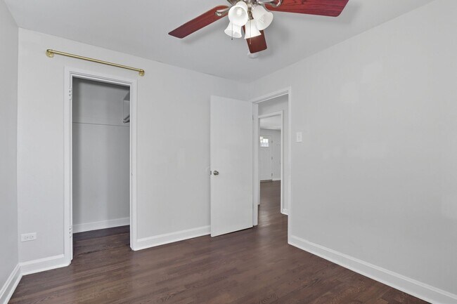 Building Photo - 3 bed 1 bath Ranch in Lowry in Denver