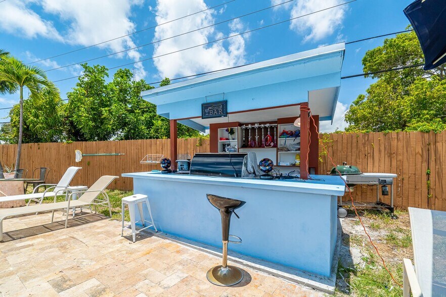 Building Photo - 1601 NW 3rd Ln