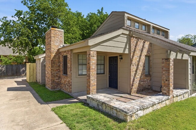 Building Photo - "Bright and Spacious 2-1 Duplex with Flexible Loft Space in Prime Keller Location!"