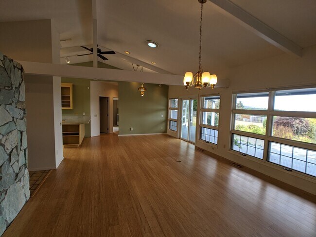 Building Photo - 3 bed 3 bath on 4.8 acres w/ beautiful wat...