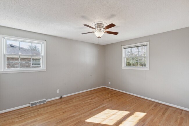 Building Photo - 220 Bartonwood Dr