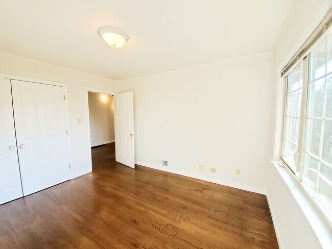 Building Photo - Hillsborough home with Bay views