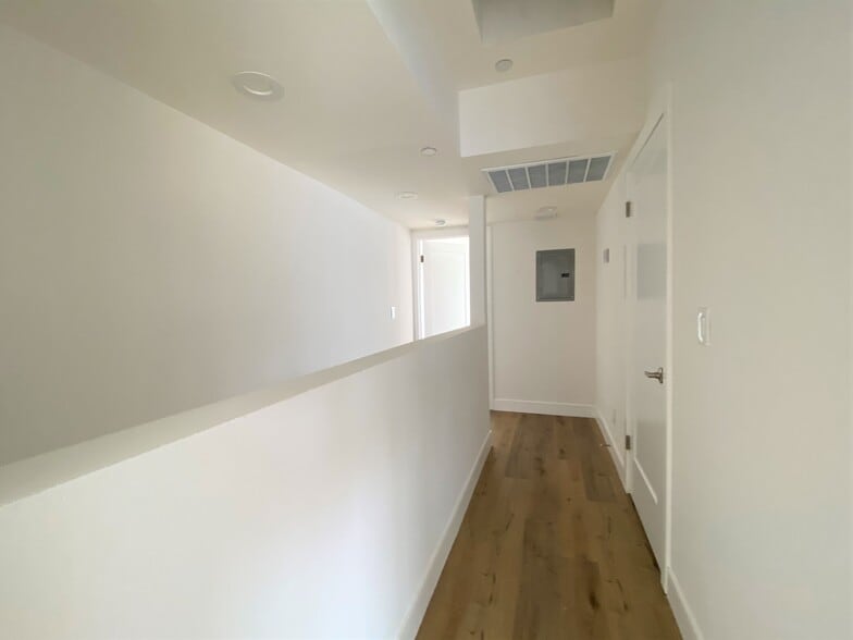 Building Photo - 545 N Kingsley Dr