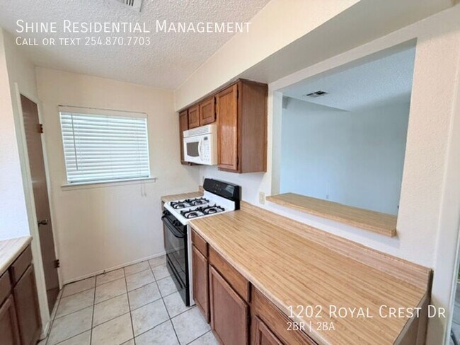 Building Photo - 1202 Royal Crest Dr