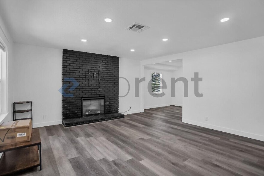 Building Photo - Unit