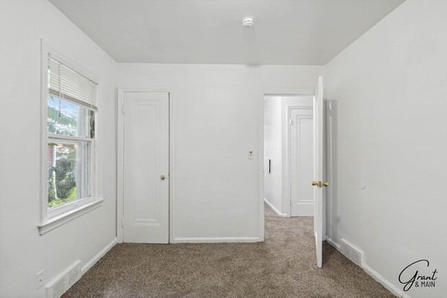 Building Photo - $1,300/month - 3 Bed 1 Bath
