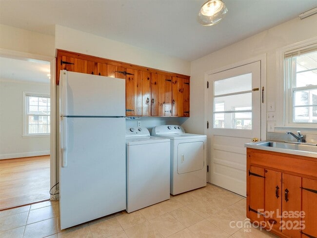 Building Photo - 1432 Bevis Dr