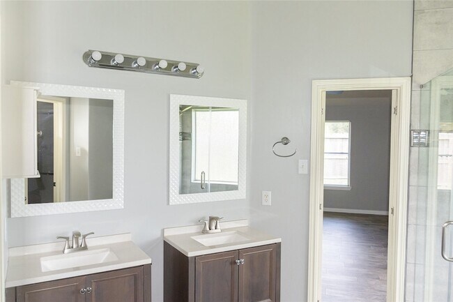Building Photo - 822 Oak Lodge Ct