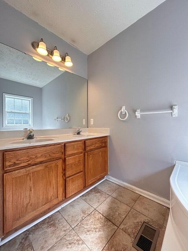 Building Photo - Spacious 4-Bedroom Home W/Sunroom & Large ...