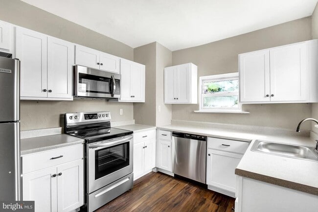 Building Photo - 3 Bedroom Home with High Ceilings & Natural Light!