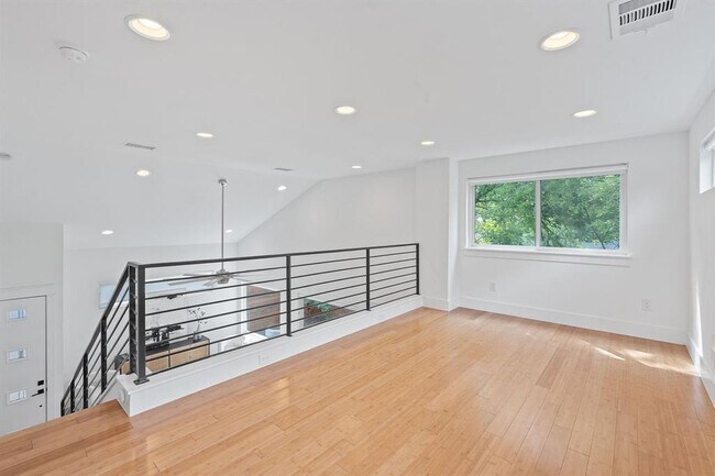 Building Photo - 402 W 55th St