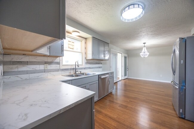 Building Photo - 202 Spring Tree Ln