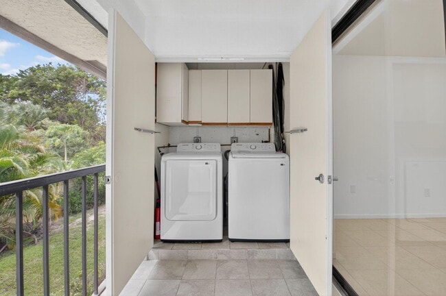 Building Photo - 5151 W Club Cir