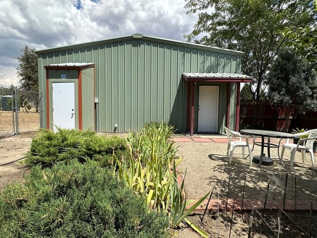 Building Photo - Furnished Studio READY NOW! electricity included!