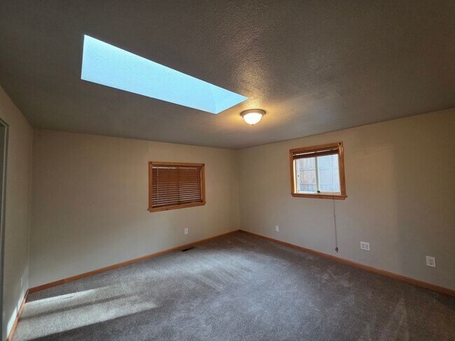 Building Photo - 4 Bedroom/3 Bath House Including a Mother-in-Law Suite