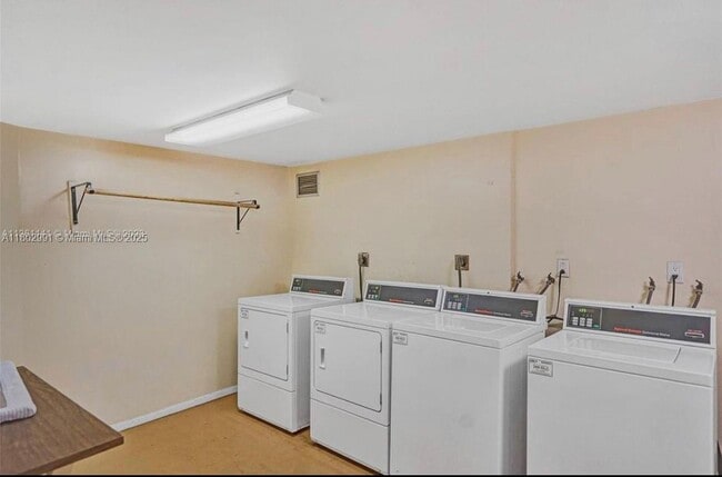 Building Photo - 1301 NE Miami Gardens Dr