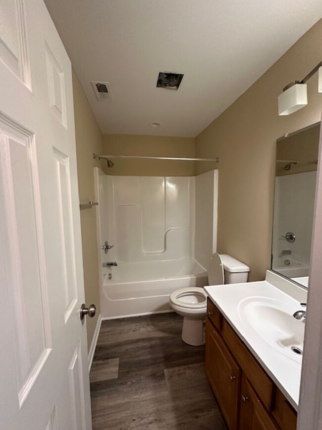 Building Photo - 3 Bedroom 2 Bathroom Duplex