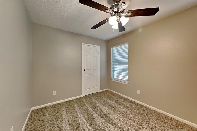Building Photo - 2818 Silver Falls Dr