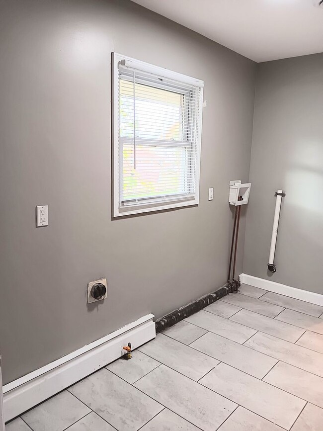 Building Photo - Beautifully Renovated, Modern 3 bedroom 2....