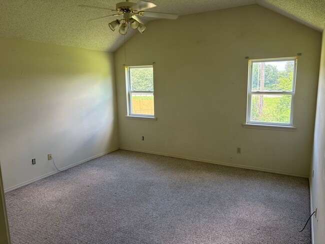 Building Photo - 3 Bedroom and 2 Bathroom House