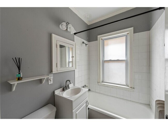 Building Photo - 2733 Girard Ave S