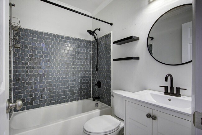 Building Photo - 221 Forest Cir