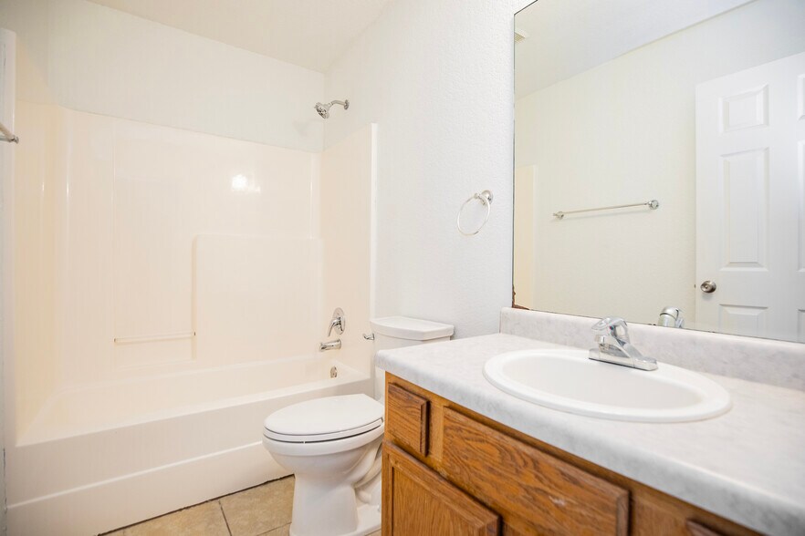 Building Photo - 215 Broyles St