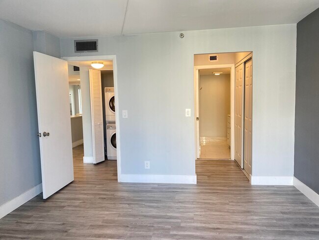 Building Photo - 20 Royal Palm Way