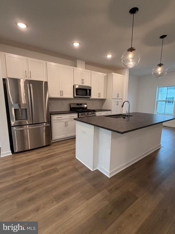 Building Photo - 69 Basswood St