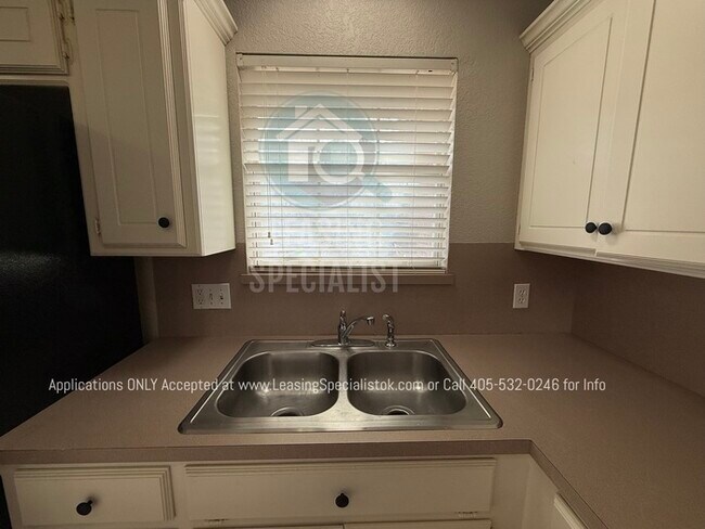 Building Photo - West Norman 3 Bed 2 Bath Garden home!